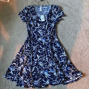 Mia & Tess, Blue & White floral dress, V-neck, short sleeve. Size small, NWT.